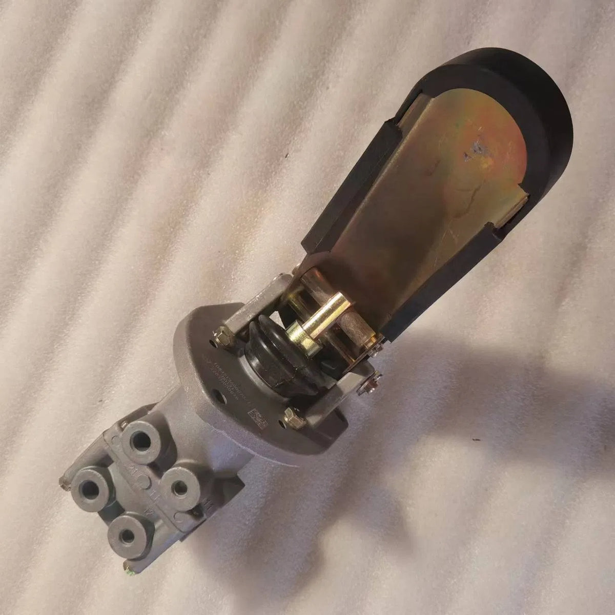 Brake Control Valve TZ53713600040 for Sinotruk HOWO Truck - KUDUPARTS