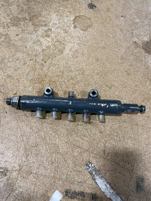 Removed From Original Fuel Common Rail Assembly 1J574-50600 for Kubota Tractor M108SDS M108SH M110XDTC M135XDTC M8560HD M9960HD Loader SVL90-2 SVL90-2C