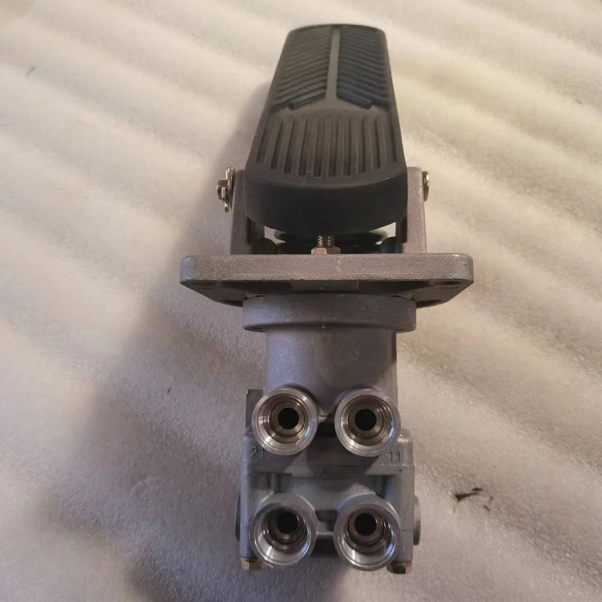 Brake Control Valve TZ53713600040 for Sinotruk HOWO Truck - KUDUPARTS