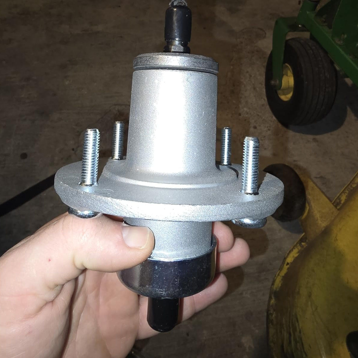 Blade Spindle Assembly AM137483 for John Deere X300 X300R X310 X305R X340 X360 Z235 Z245 Z255